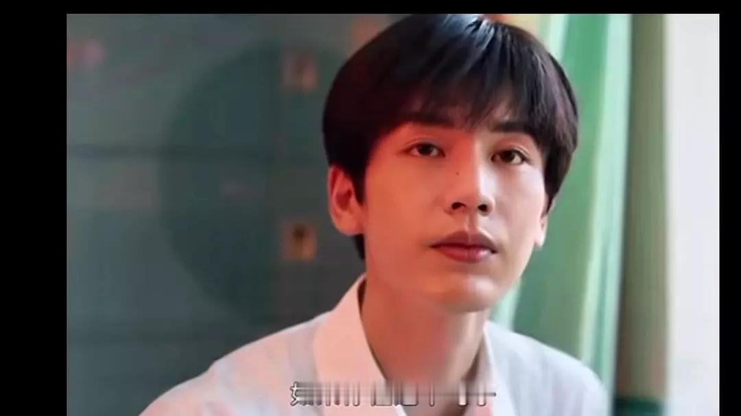 这实在不像中学生，国产偶像剧就不能在不同年龄段找不同演员来演吗？非要强行扮年轻，