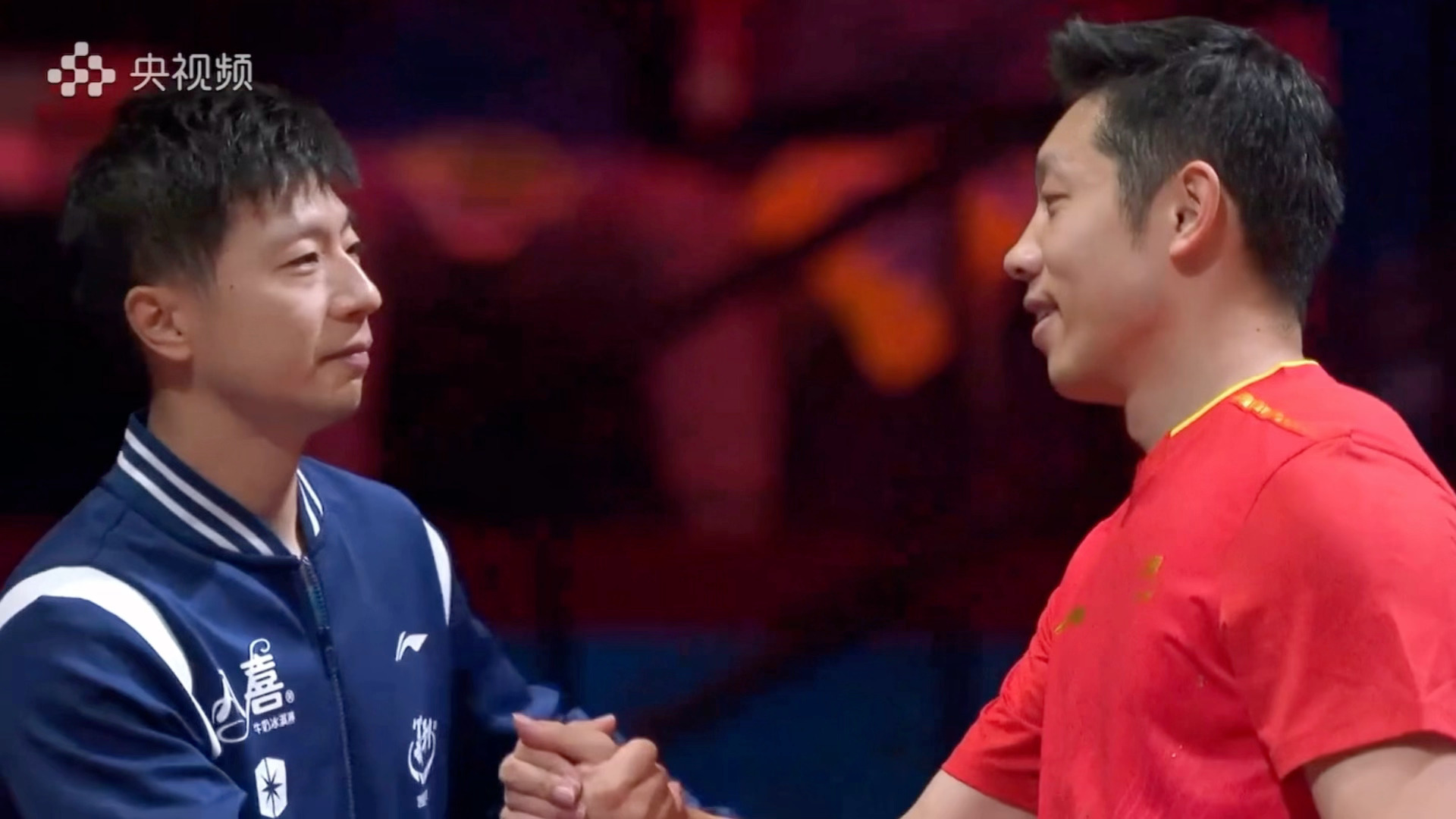 天啊龙蟒拥抱，孩子一直哭 