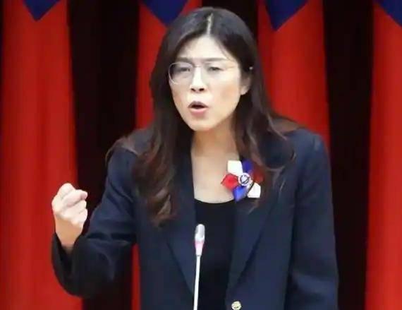 郑丽文未来的政治发展会如何郑丽文目光短浅，言行不一，缺乏政治智慧，思维逻辑混乱，