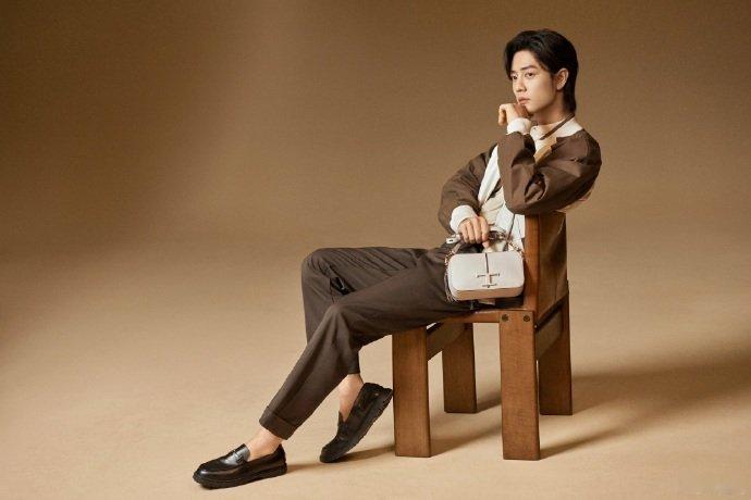 #肖战意大利被偶遇# 就这么水灵灵的偶遇了，看后脑勺就是青春男大啊，松弛感满满[