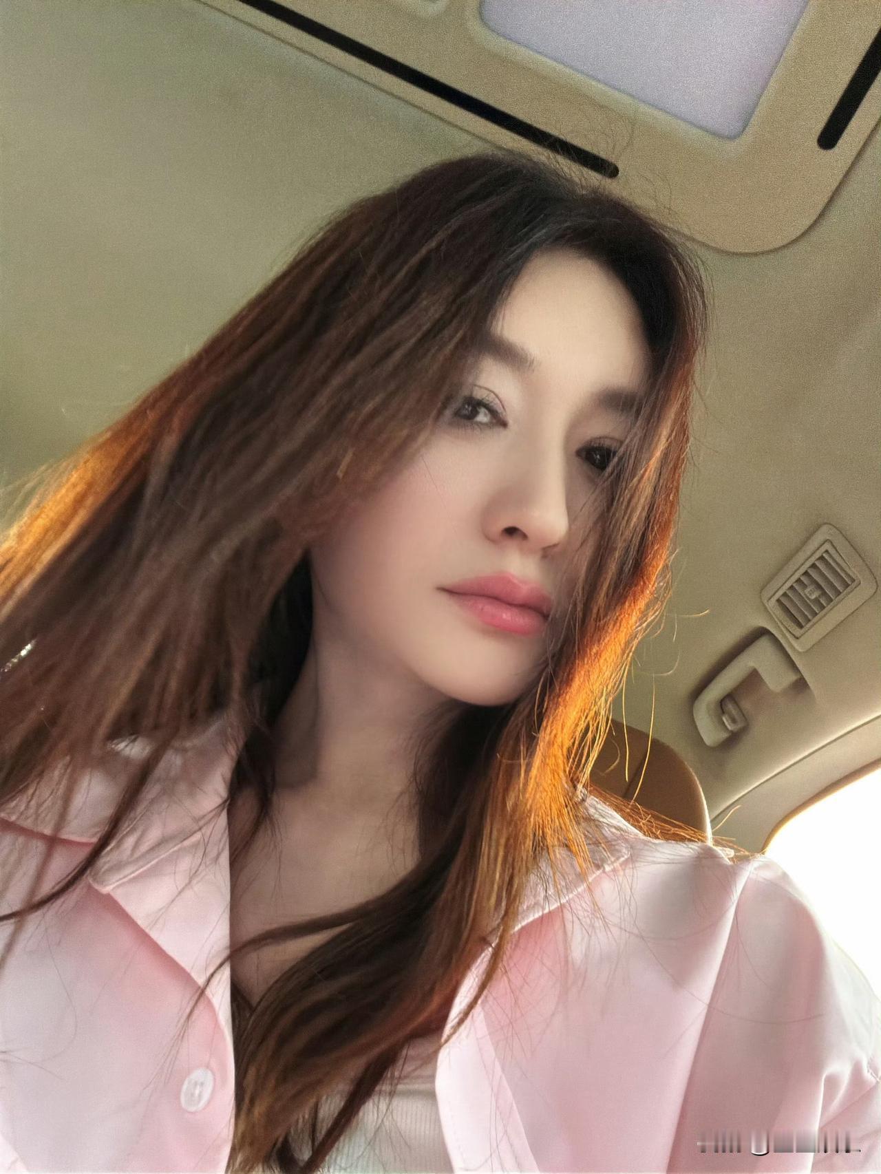 谁懂啊！50岁李小冉原相机生图，冷白皮紧致透亮，素颜状态碾压一众小花。
五十岁