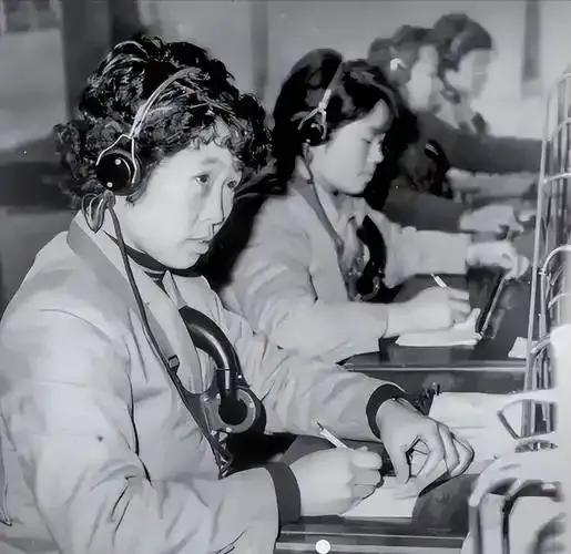 1942年日军围住7名军统女兵，兽性大发的逼近，却又吓得转身就跑
 
1942年