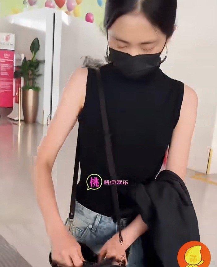 这是跳舞的好苗子，这基因应该是妈妈给的，黄老师的体形大家有目共睹不过黄老师的智慧