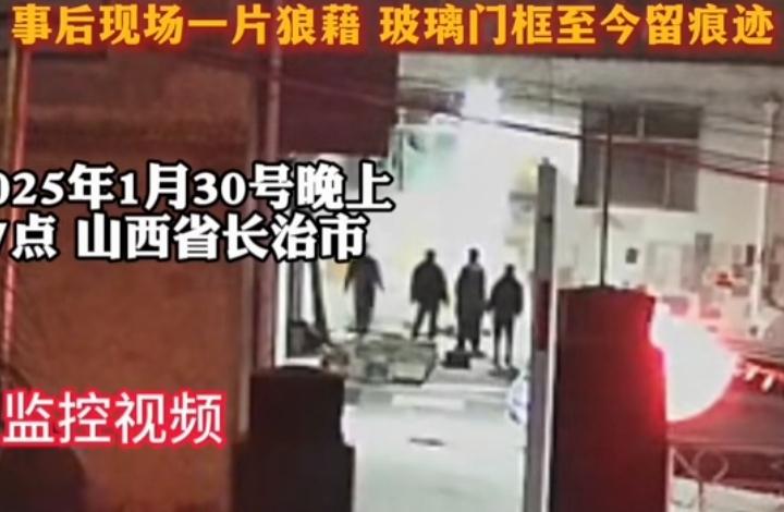 因狗引发冲突后郭家带人去申家视频曝光，其中三人轮番捡拾院落内疑似砖头石块等物品对