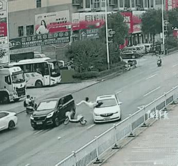 第一辆车躲过去了，第二辆车也躲过去了，可是第三辆车没有躲过。一点敬畏之心都没有，