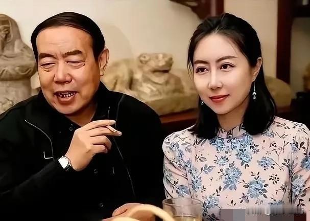 贾浅浅这事
最荒唐的还不是抄袭。
是她抄袭的，不是别人，正是亲爹
 
7月15号