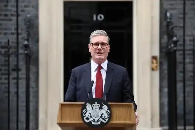 英国首相宣布“为战争做好准备”。

英国首相斯塔默2日发布英国《战略防务评估》，