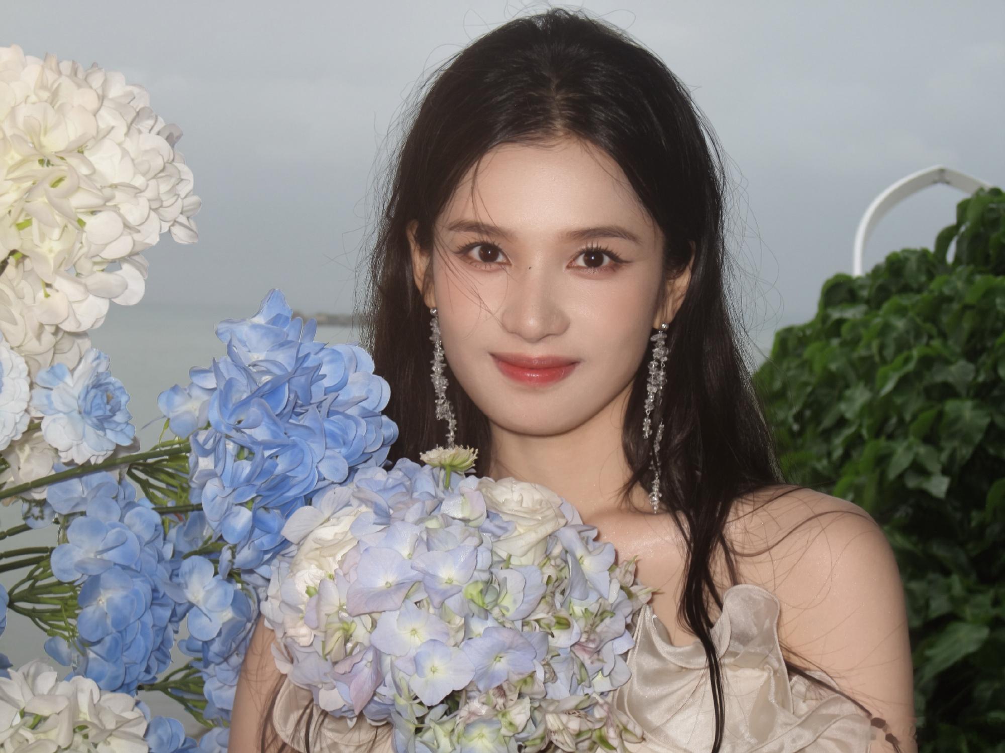 电视剧野狗骨头当你谈论你的角色“苗靖”的时候，每个采访都有不同的观点。你会说“苗