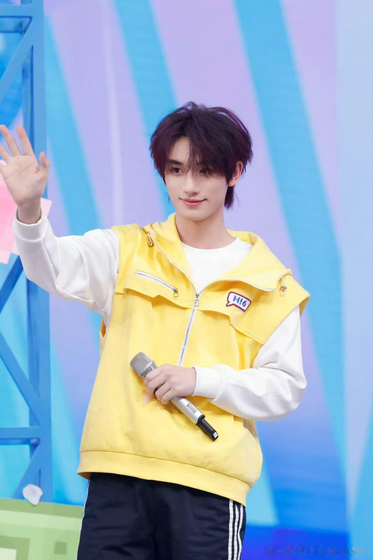 丁程鑫找到一个好朋友 丁程鑫：找呀找呀找朋友，找到一个好朋友！好元气的小丁期待今