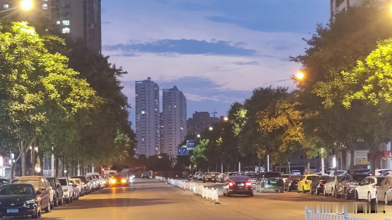 汾河日落，美到心颤！夕阳坠入汾河，向西远眺，两座别致高楼被深蓝云霞温柔包裹，天边
