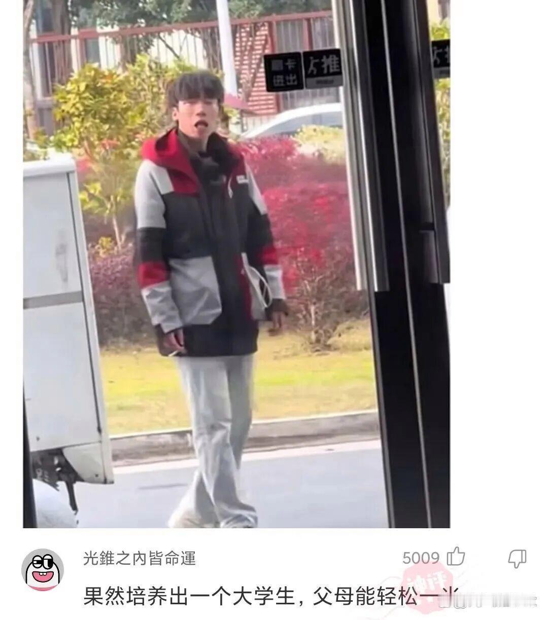 十年前我送快递供儿子上大学，现在儿子毕业了，我送城南，他送城北。。。 