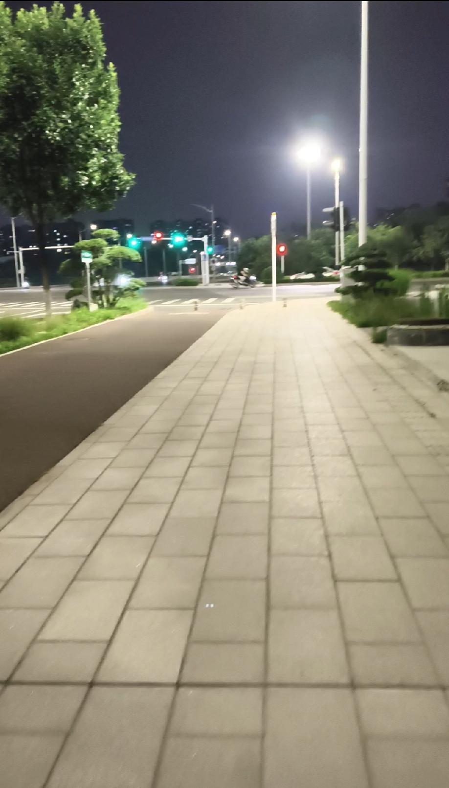 人生就像红绿灯，
该走的时候就走。
该停的时候就停。

人生三思，
思危、思变、