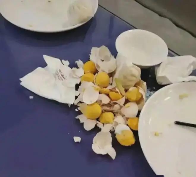 山东，一饭店推出5元早餐不限量，大爷交过钱后，就拿了7个鸡蛋、两屉小笼包、两碗粥