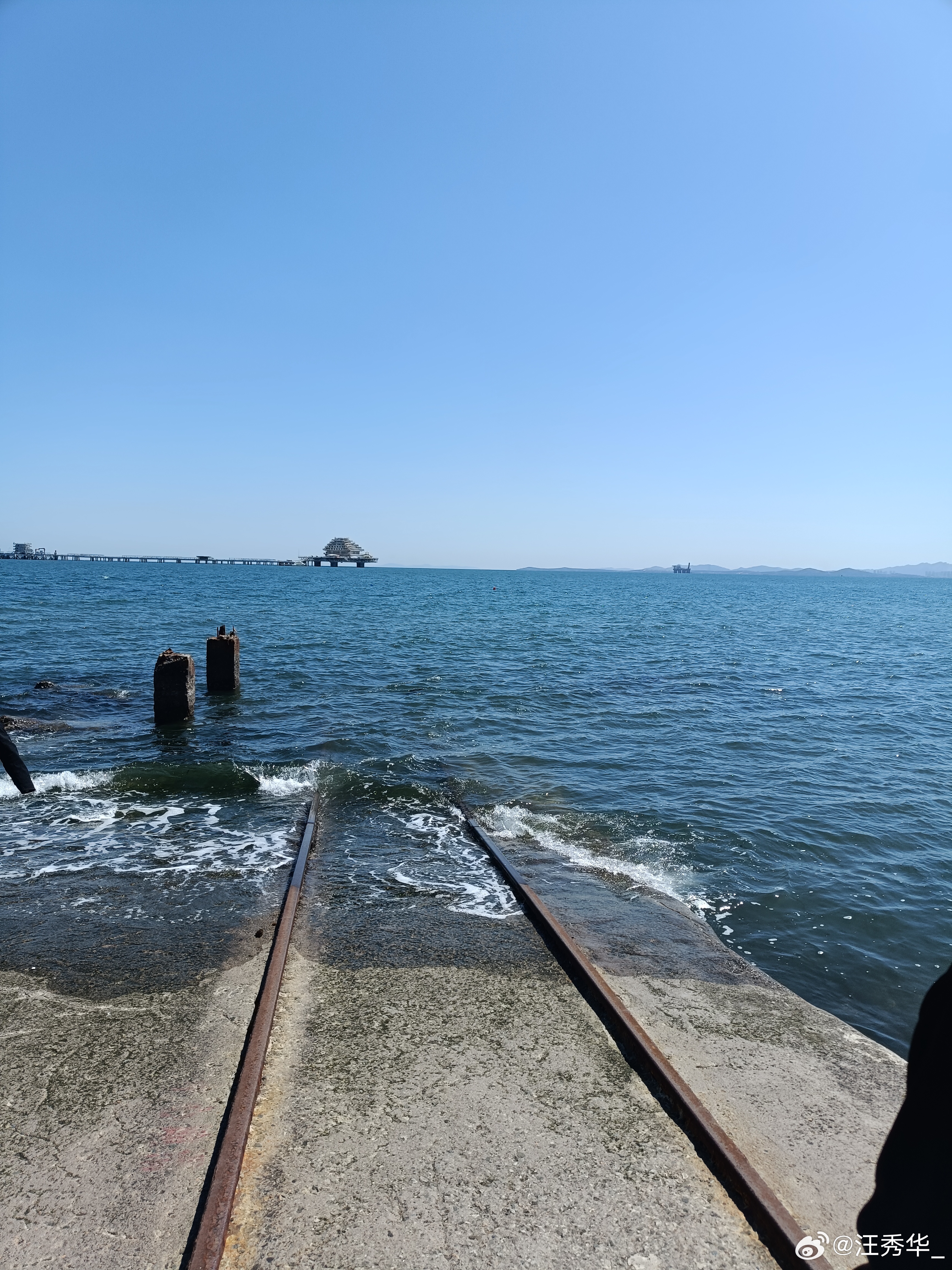 偷的浮生半日闲，与爱人在海边🌊烟台渔人码头， 千里千寻的铁轨🛤️铁轨入海，风