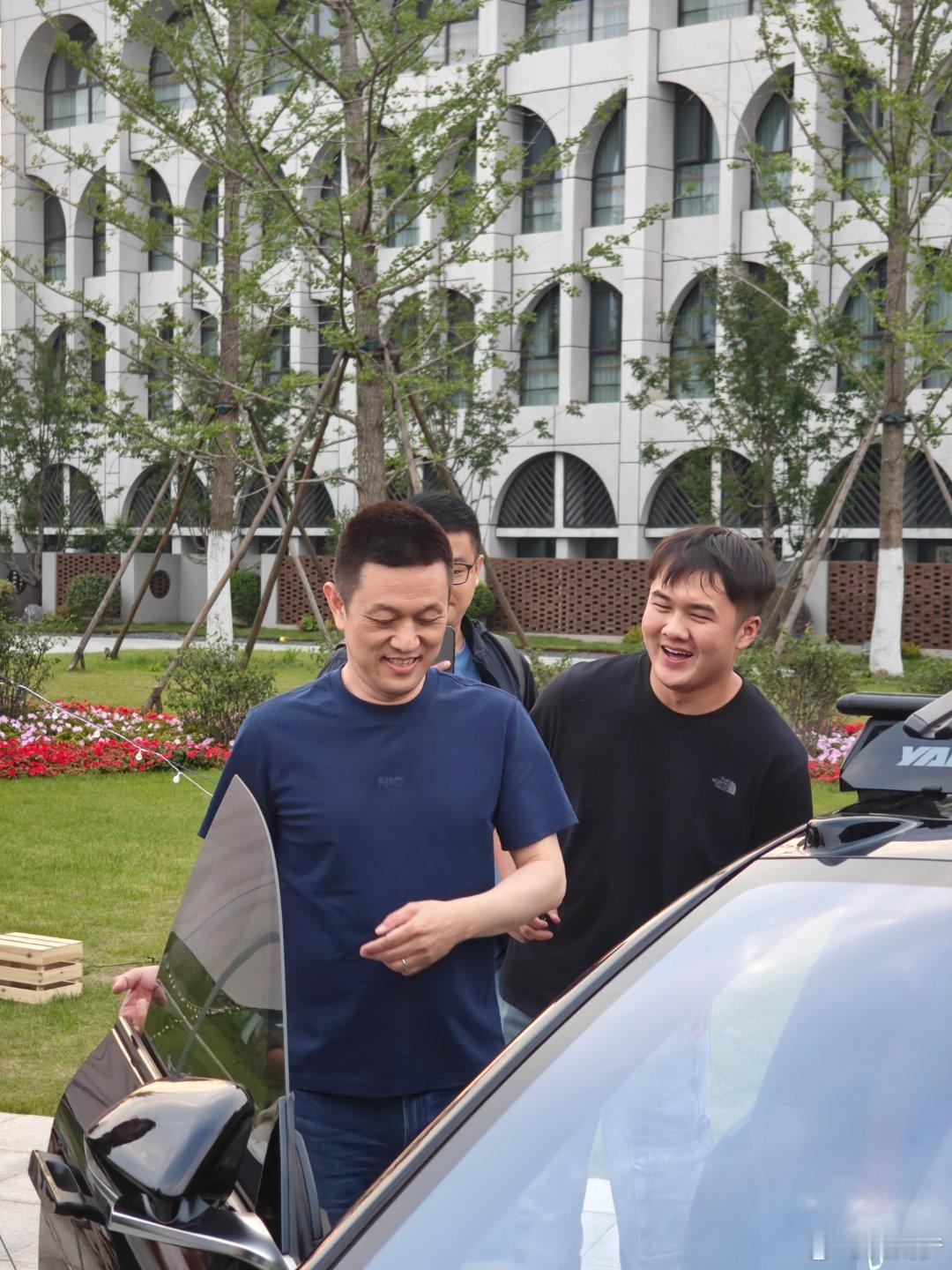 斌哥来了现场给车主们签名，斌哥也开心，车主也开心现场旧款55都是很有特色的改装风