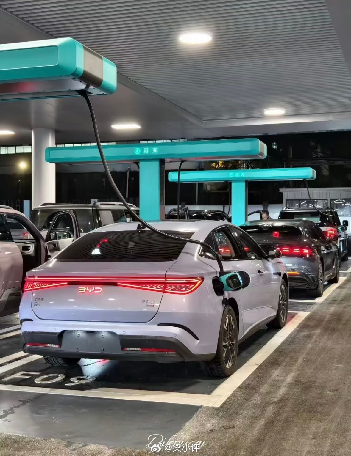 网传比亚迪兆瓦闪充2.0核心参数单枪峰值功率 1500kW（1.5兆瓦） 双枪并