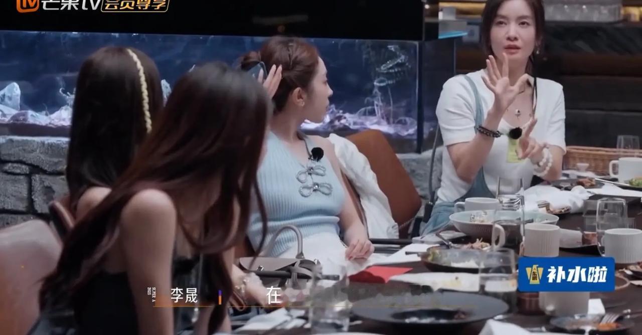 李晟在空无一人的法国机场
在凳子上睡了一整晚，
李艺彤马上举手，
她也在常州的机