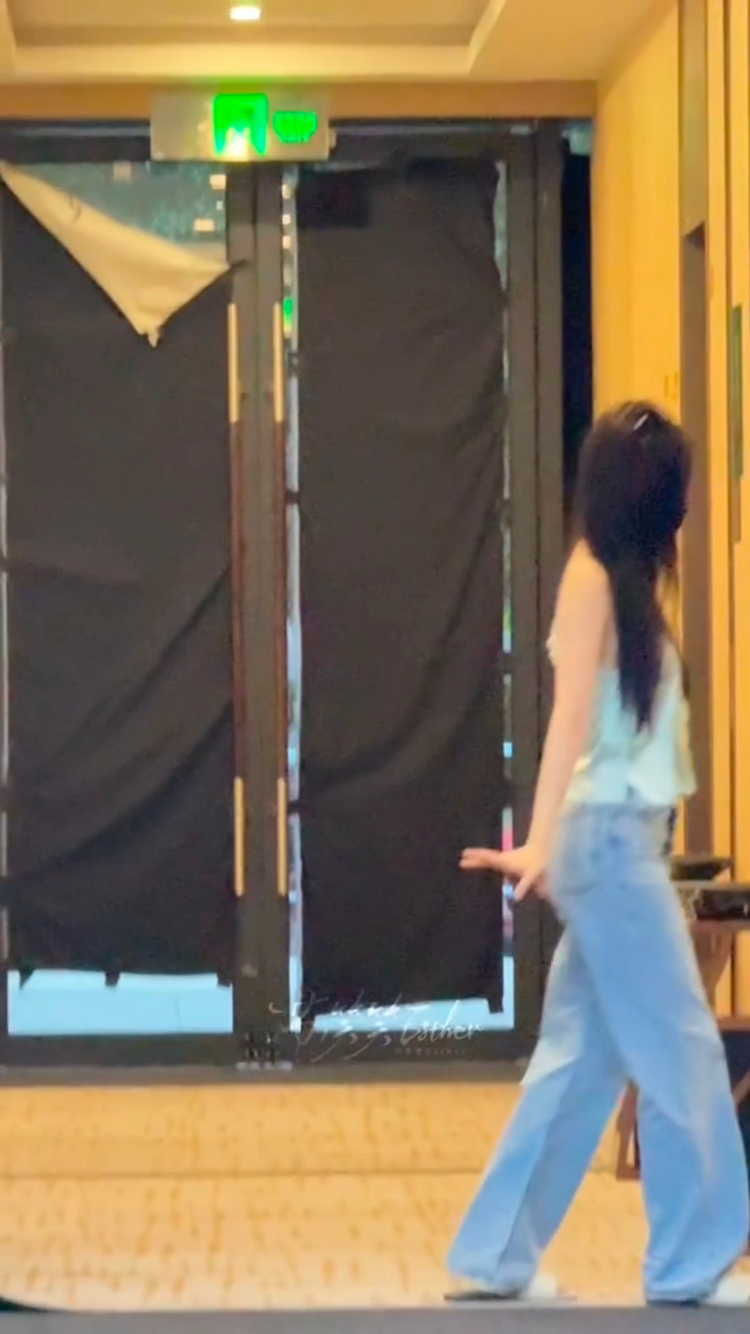 宝宝萌萌地进电梯～(⑉°з°)-♡虞书欣何盼 ​​​