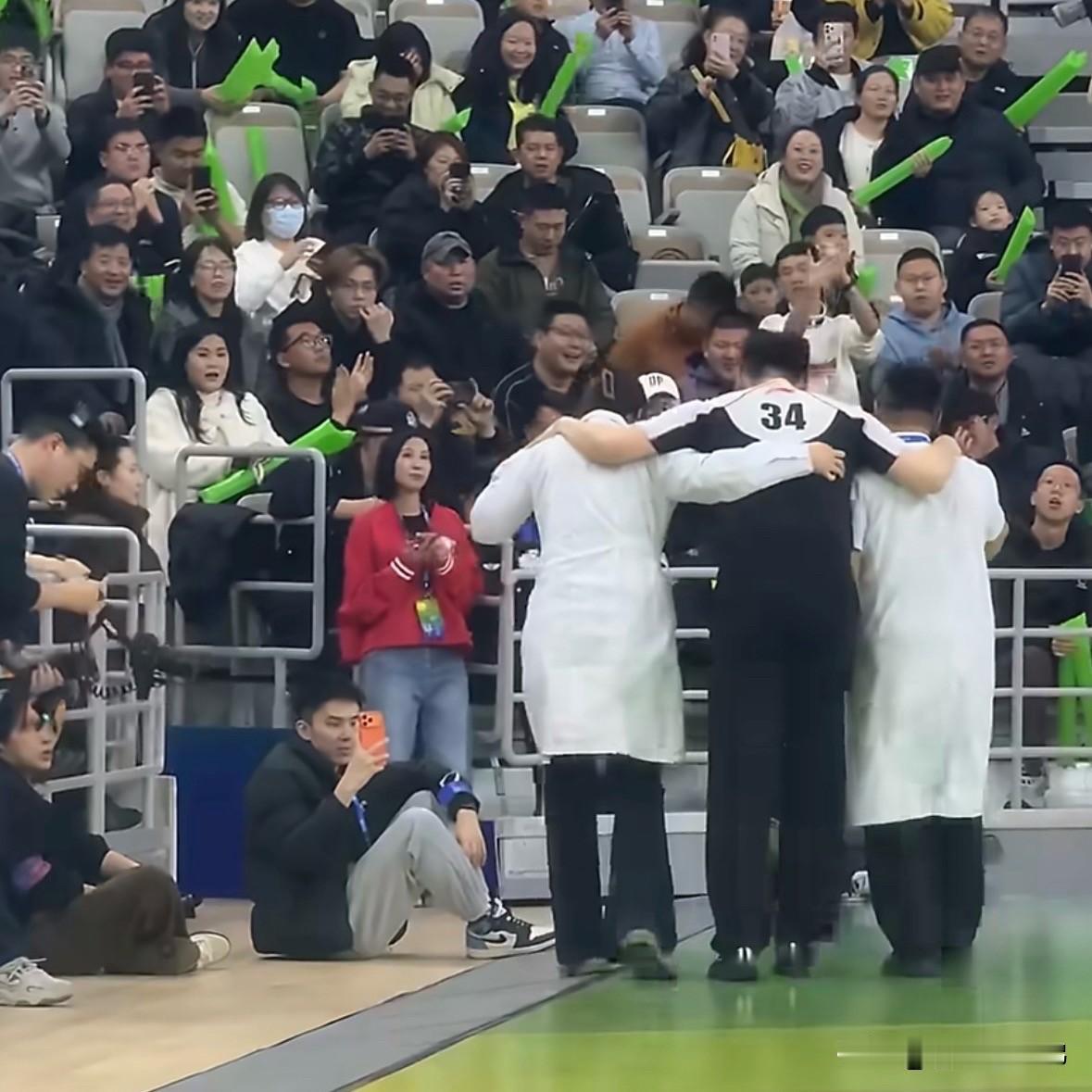 希望裁判李津平安无事！
季军赛中，34号裁判李津在无对抗跑动中意外受伤，被医护人