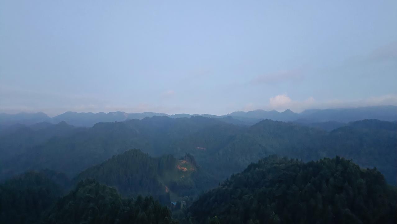 万里江山凝秀色，五彩云霞映九宫
大早上5点起来看日出，
还好天公作美，日出如约而