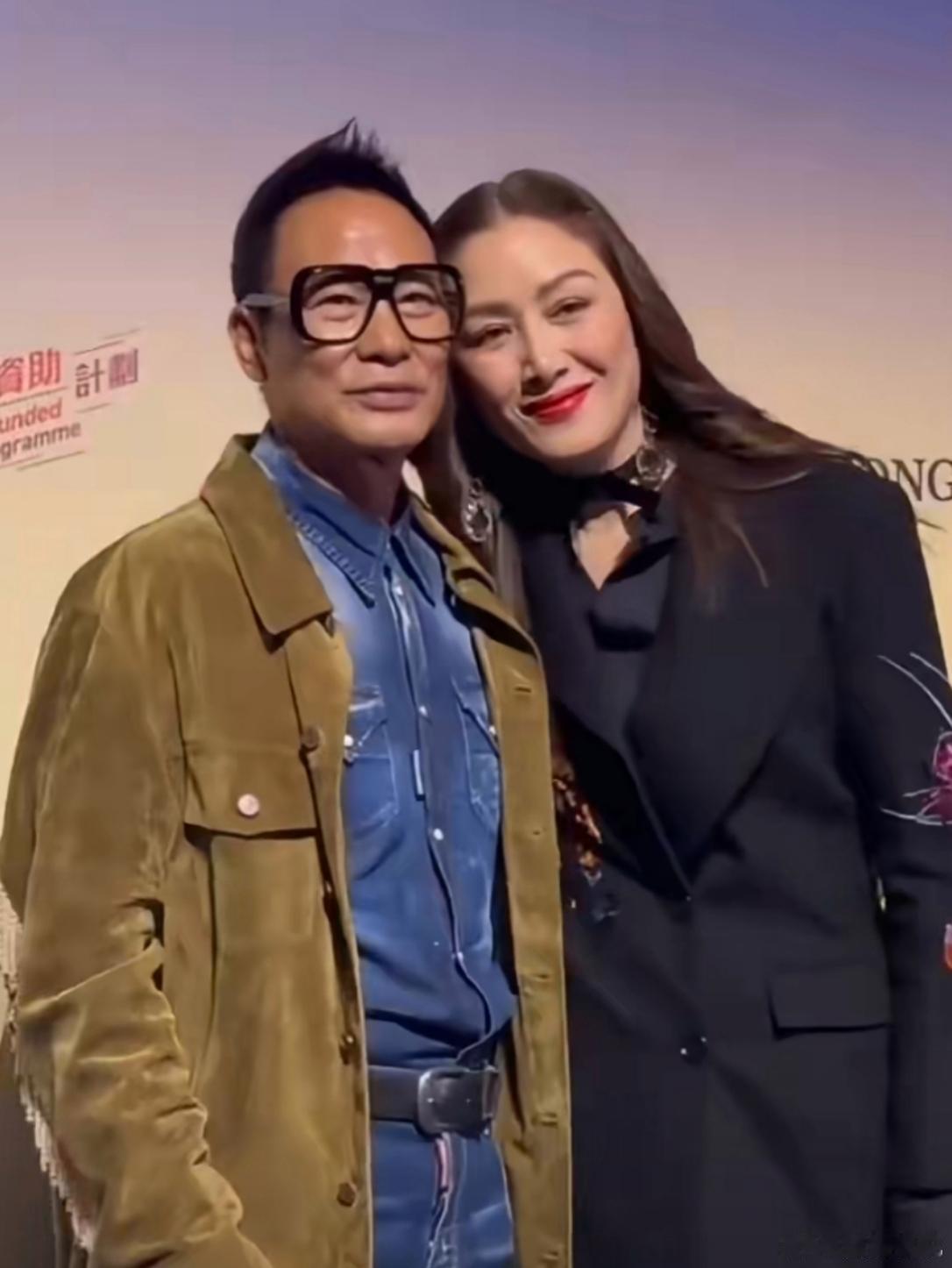 70岁老爷子任达华与妻子琦琦参加活动一头黑发+古铜色肌肤尽显年轻。在登台过程中被