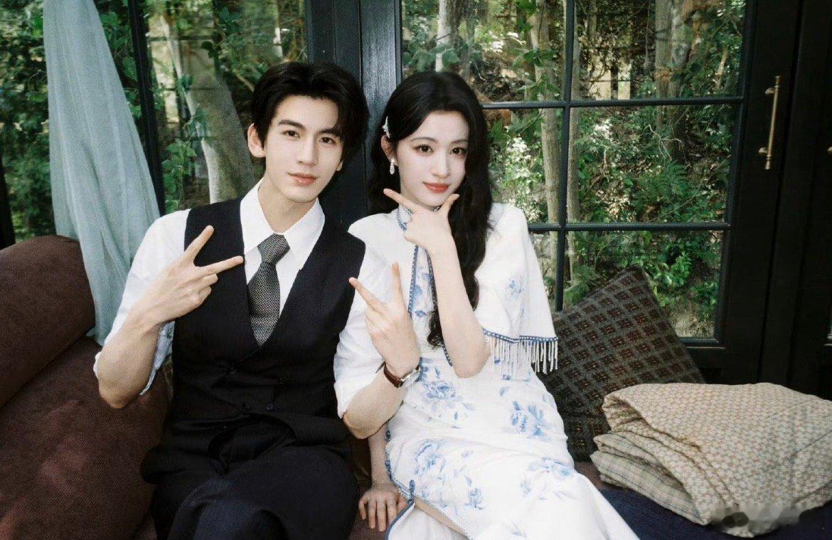 张凌赫王楚然胶片情人节最好的礼物！张凌赫×王楚然民国胶片同框，氛围感直接封神，颜
