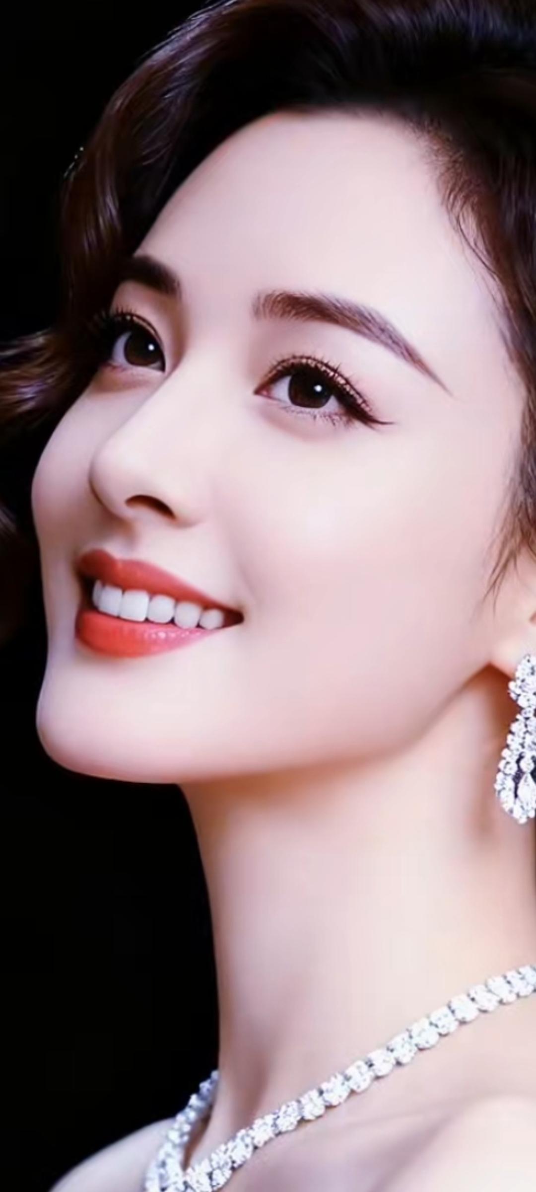 优雅微笑，闪耀珠宝，完美女神！