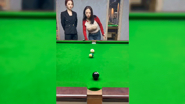 网友:你说她不会玩吧，她这样都能打进，你说她会玩吧，她这都没打进！