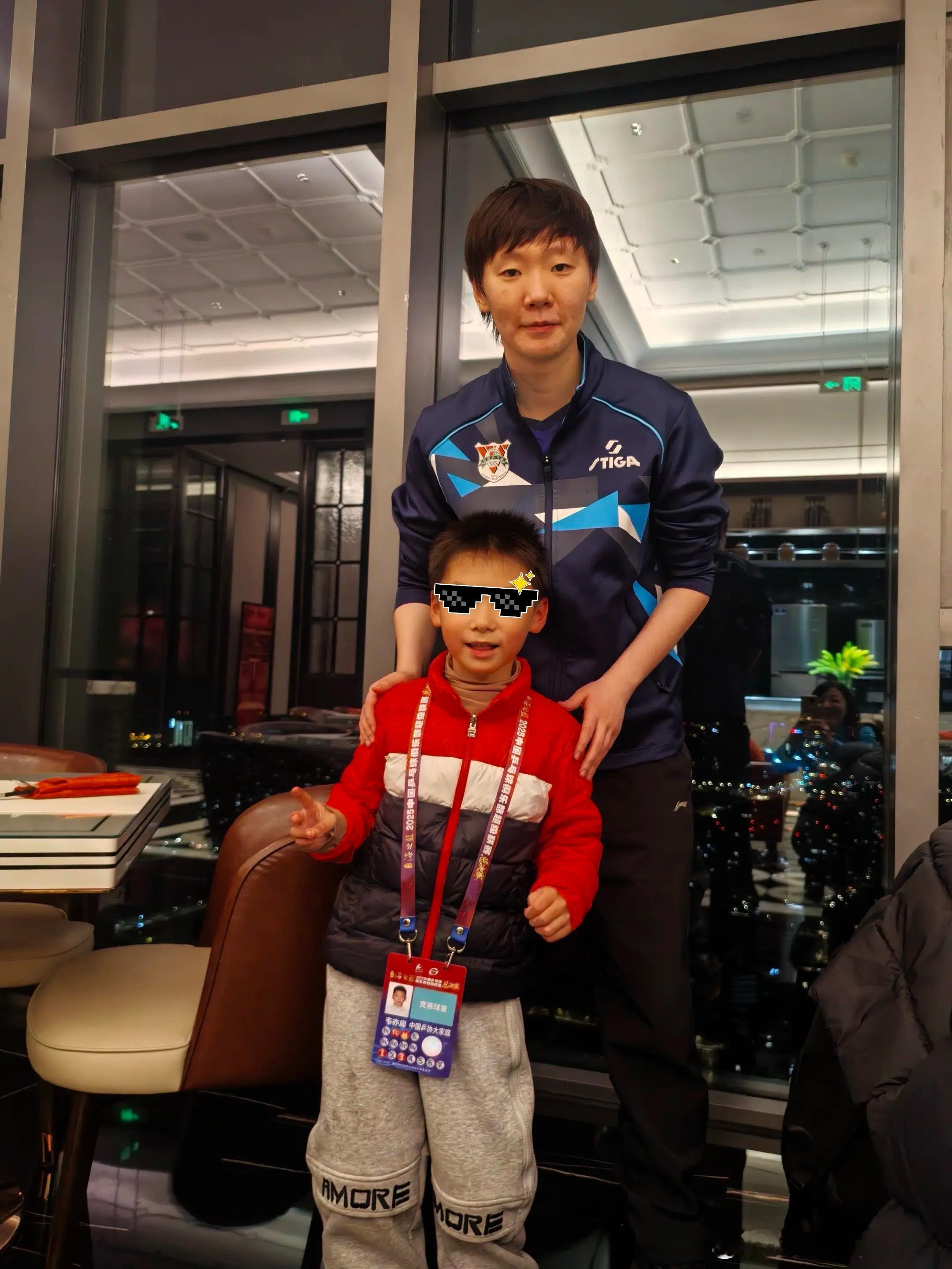 王曼昱乒超总决赛时和小球童合影📷（cr:小宝麻麻） 