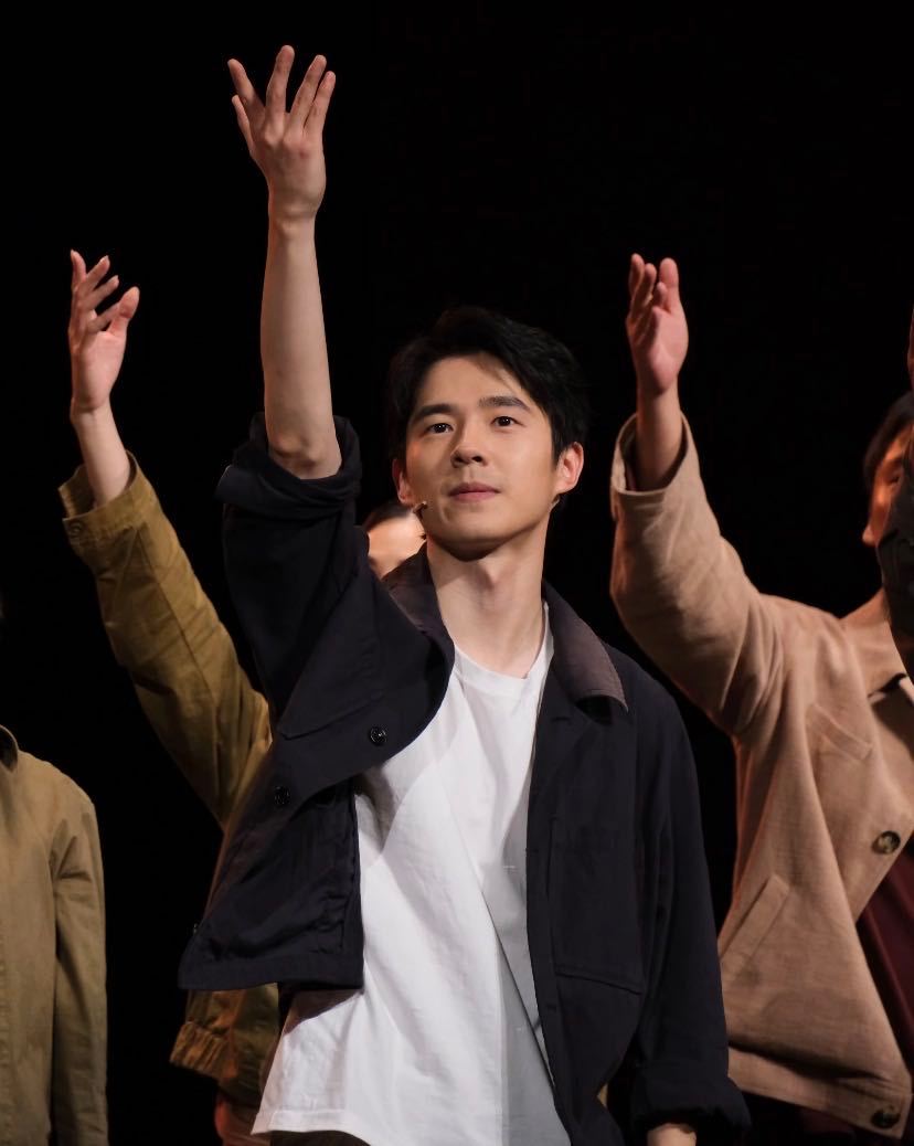 刘昊然主演话剧获省级大奖 从剧场里一次次谢幕的掌声，到《温暖的味道》年度TOP的