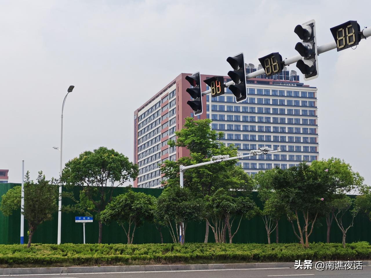 十一年前，也就是2015年，在西交利物浦大学新生开学典礼上，该校校长席酉民就语重