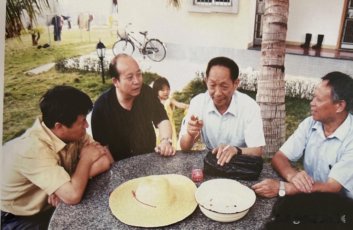 2004年4月6日，袁隆平会见海南省农业科学院院长黄礼光（左2）一行商谈超级稻示