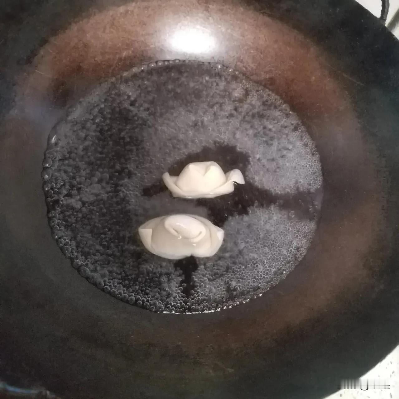 不怕大家笑话，今天包饺子我又任性了。[捂脸]
上次我写了一篇包饺子的微头条，说的