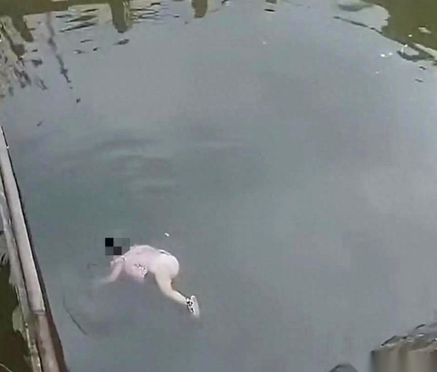 浙江一个小伙在河边钓黄鳝，结果从河里捞上来一个娃。
人刚救上岸，他扭头就对着孩子