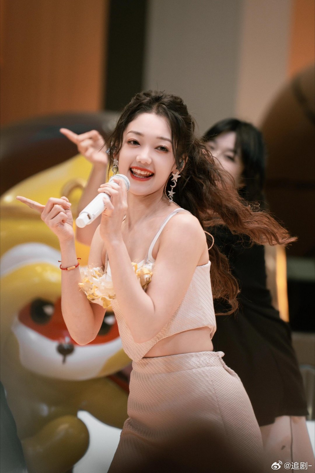 希林娜依高度假包里拿出了馕希林娜依高新疆人属性大爆发 目瞪口呆.jpg 她从包里