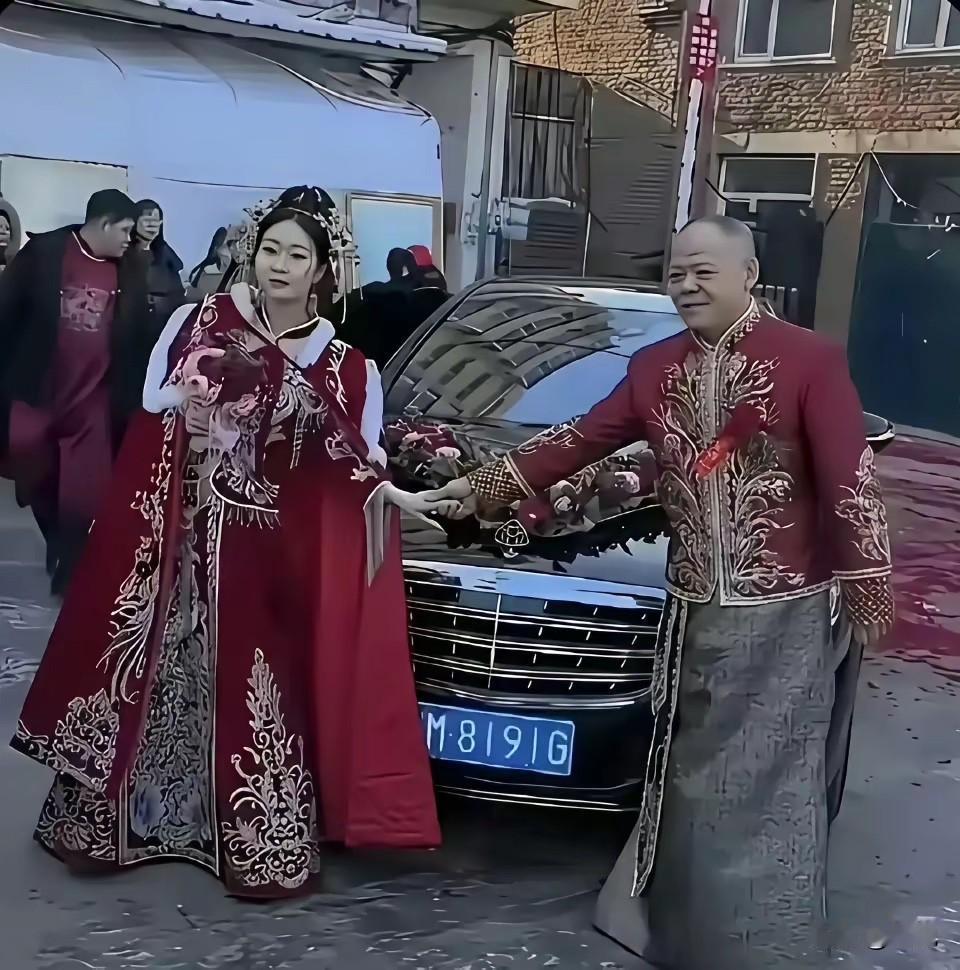 现在年轻人不结婚了，但是老一辈还是爱结婚啊