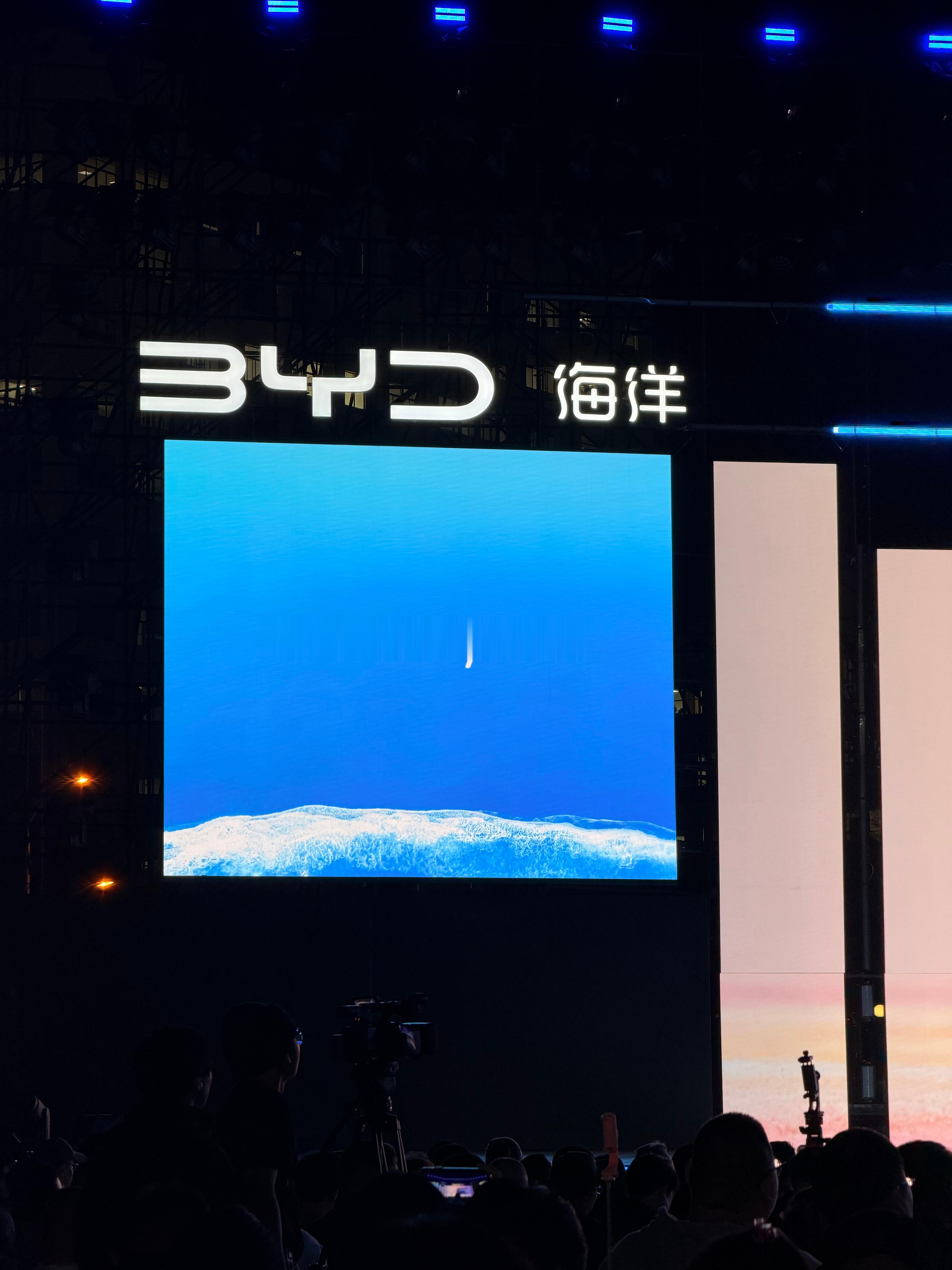 比亚迪海洋双旗舰定名海豹08海狮08比亚迪海洋与600万用户双向奔赴百万海豚萌友