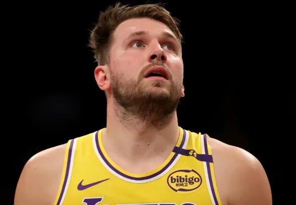 为什么吹罚东契奇技犯？裁判解释：

“东契奇因对裁判使用不雅语言而被判技术犯规。