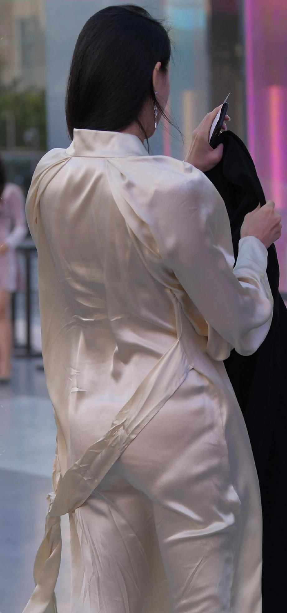 这身睡衣也太闪了吧，走在街上回头率满分！😴👀