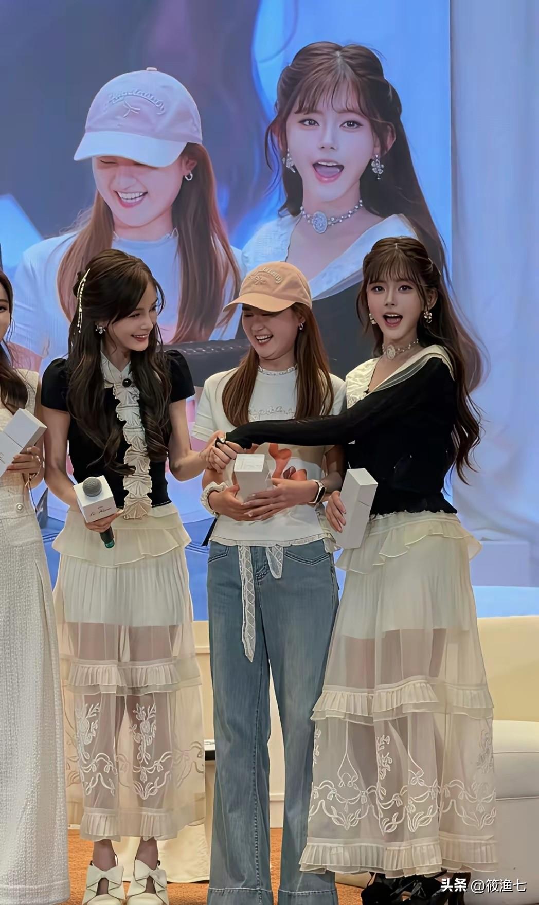 完全掉价了
曾经红到千万人追捧的女星，如今居然掉价到和韩安冉穿同款裙子了
同款裙