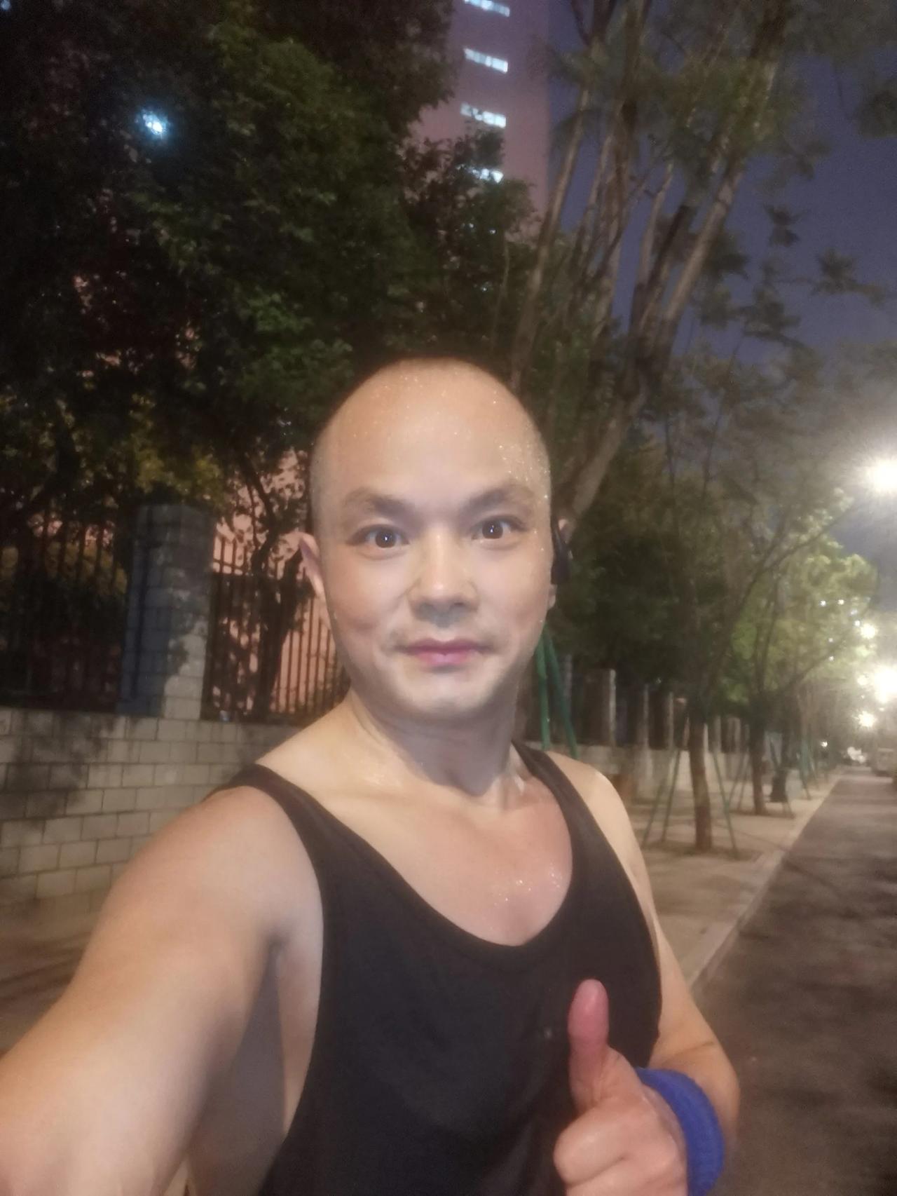 永远奔跑，永远向前，把自己的中年活成青年人的样子！中年的年轻人 永远活在年轻中