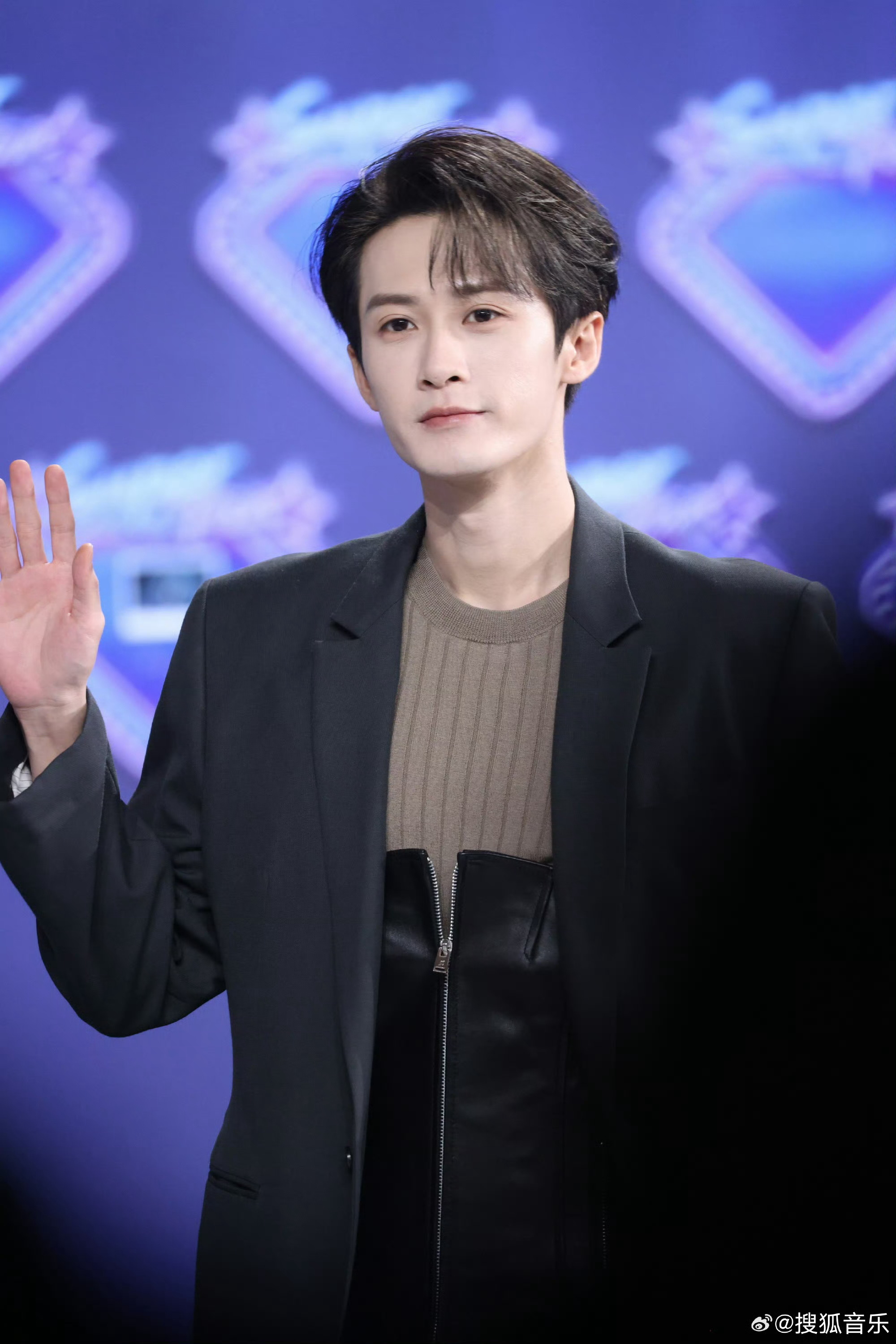 檀健次巅峰之夜红毯生图，很帅了檀不修！！檀健次QQ巅峰之夜彩排 檀健次