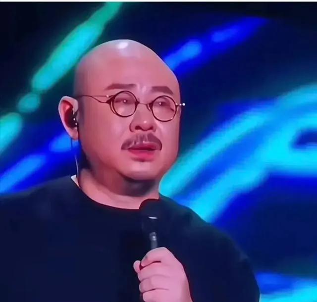 演唱会落幕，听众对刀郎的演绎各有见解：
其一，音调偶有偏离，昔日清歌之韵难以复刻