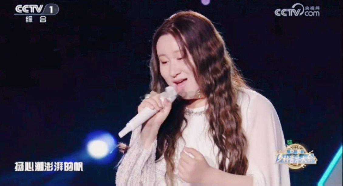 锤娜丽莎终于在央视唱歌了 锤娜丽莎于央视舞台翩然登场，综艺与专业间游刃有余，尽显