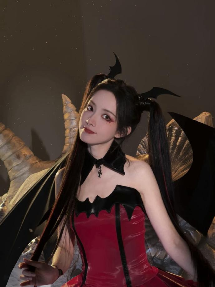 孟子义红衣魔女   孟子义红衣魔女你的造型真的是太美了吧，其实咱们的孟子义真的很