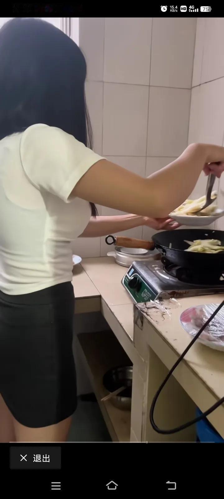 广西的一个漂亮的美女说，要是哪位帅哥把我娶回家里做媳妇的话，娃儿我来生，洗衣做饭