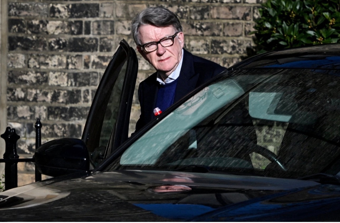 伦敦警方以涉嫌公职人员行为不当逮捕了英国前驻美国大使彼得·曼德尔森。现年72岁的