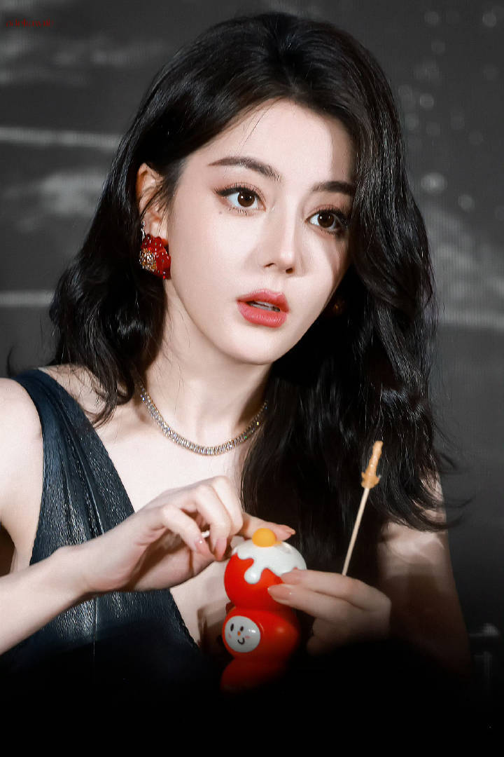 被迪丽热巴美的不要不要的腾讯视频给白日提灯固屏！ 