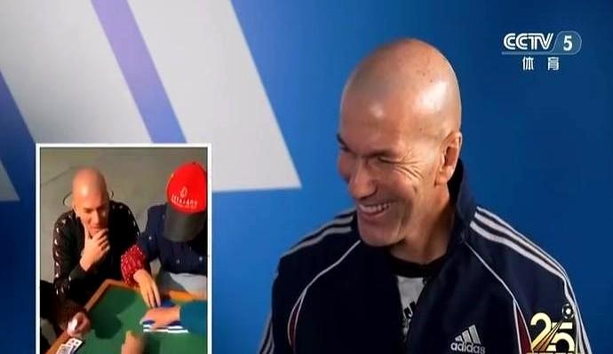 近日，齐达内在接受《天下足球》采访，关于上一次齐达内执教皇马的中国行，齐达内蹲在