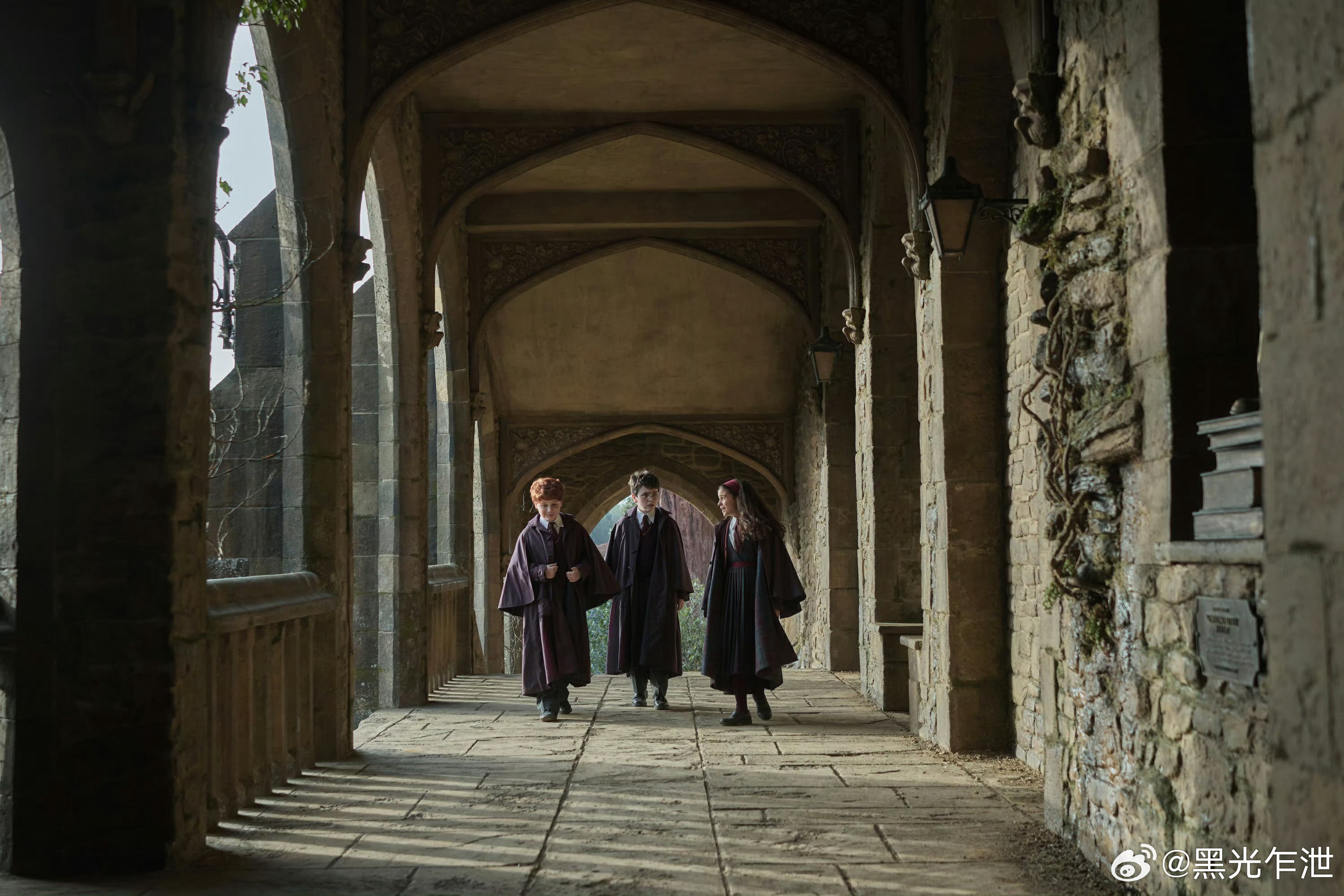 剧集《哈利·波特与魔法石》发布全新剧照。主角造型全部释出，定档12.25上线HB